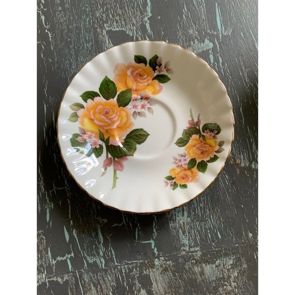 Royal Albert yellow primrose teacup and saucer - Scalloped gold trim saucer​ - Picture 6 of 7